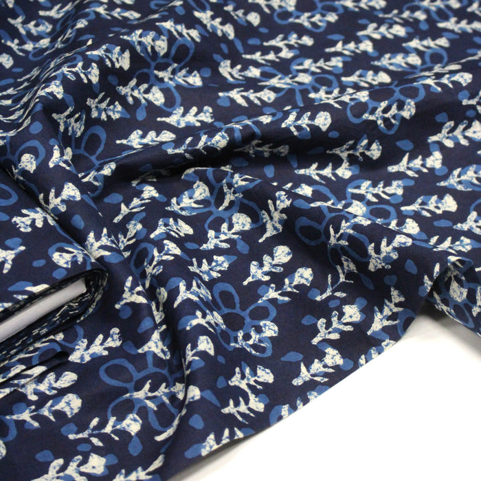 Tissu coton fin imprimé INDIENNES, bleu aux fleurs bleues et écrues – STANDARD 100 OEKO-TEX