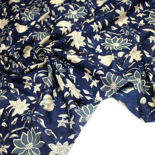 Tissu coton fin imprimé INDIENNES, bleu marine aux fleurs bleues et écrues – STANDARD 100 OEKO - TEX - TissusPapi.com