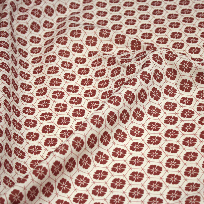 Tissu cotonnade motif japonais KIKKŌ HANABISHI, fleurs & hexagones, rouge & écru - TissusPapi.com