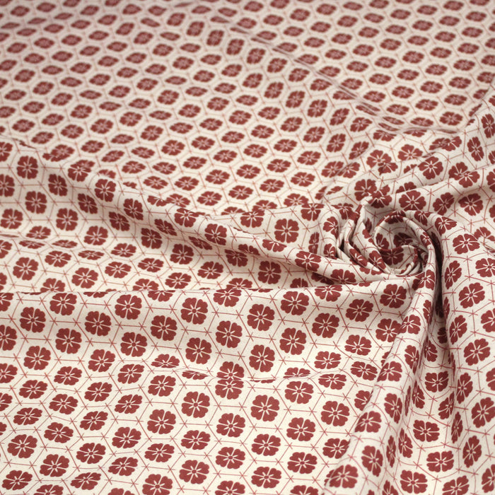 Tissu cotonnade motif japonais KIKKŌ HANABISHI, fleurs & hexagones, rouge & écru - TissusPapi.com