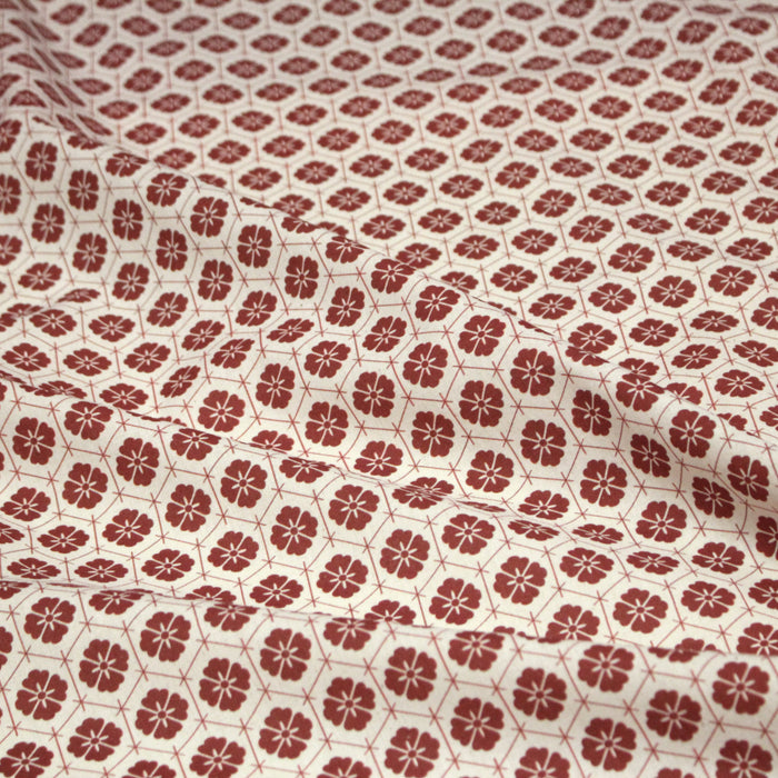 Tissu cotonnade motif japonais KIKKŌ HANABISHI, fleurs & hexagones, rouge & écru - TissusPapi.com