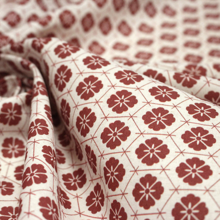 Tissu cotonnade motif japonais KIKKŌ HANABISHI, fleurs & hexagones, rouge & écru - TissusPapi.com