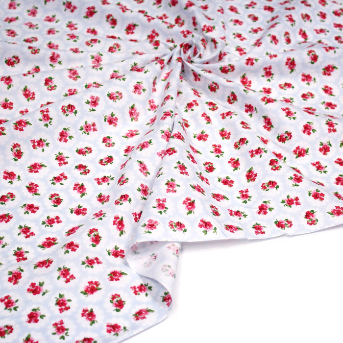 Tissu popeline SHOREDITCH, motif britannique fleuri rose, fond bleu ciel & blanc - TissusPapi.com