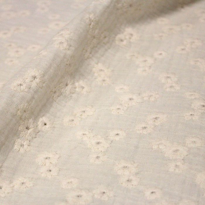 Tissu double gaze de coton écrue aux fleurs brodées broderie anglaise - COLLECTION ESMEE - Oeko-Tex
