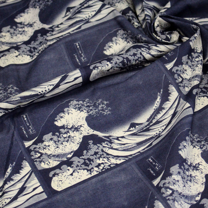 Tissu cotonnade motif japonais "La Grande Vague de Kanagawa" d'HOKUSAI, tons bleus & écrus - TissusPapi.com