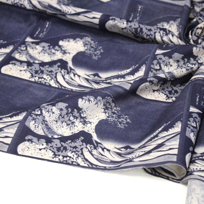 Tissu cotonnade motif japonais "La Grande Vague de Kanagawa" d'HOKUSAI, tons bleus & écrus - TissusPapi.com