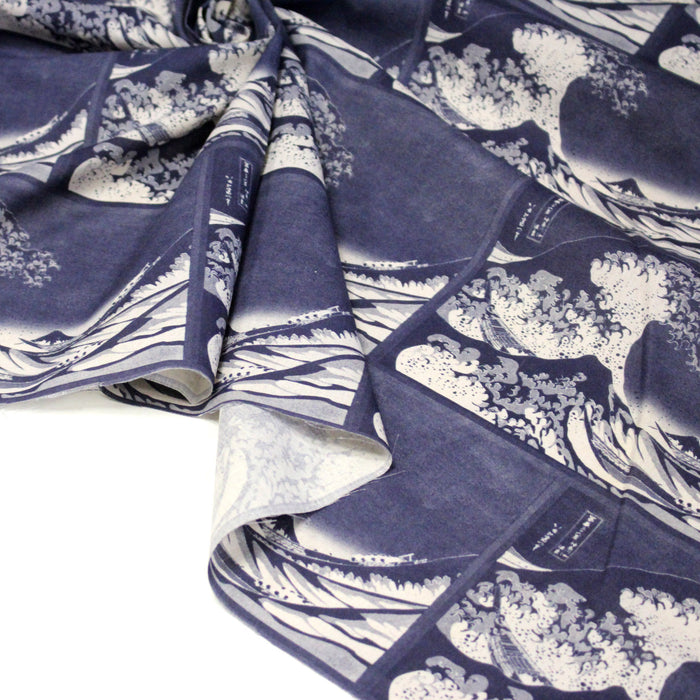 Tissu cotonnade motif japonais "La Grande Vague de Kanagawa" d'HOKUSAI, tons bleus & écrus - TissusPapi.com