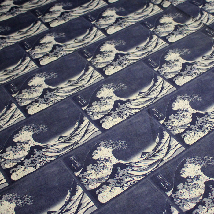 Tissu cotonnade motif japonais "La Grande Vague de Kanagawa" d'HOKUSAI, tons bleus & écrus - TissusPapi.com