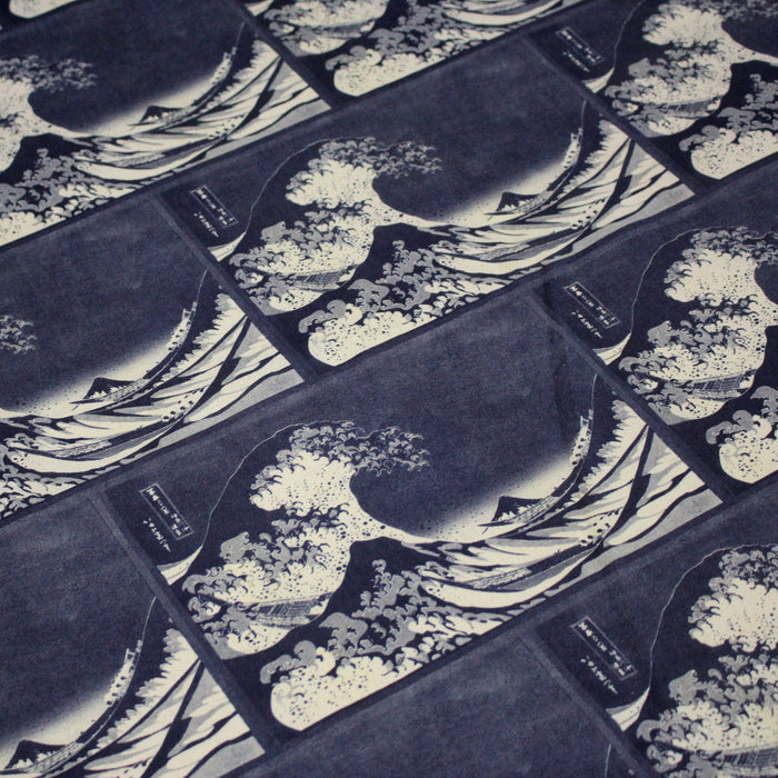 Tissu cotonnade motif japonais "La Grande Vague de Kanagawa" d'HOKUSAI, tons bleus & écrus - TissusPapi.com