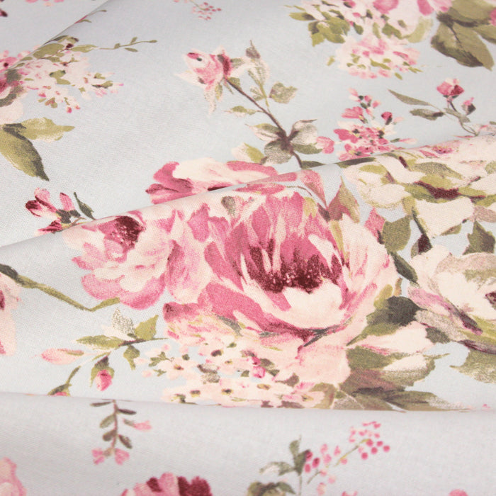 Tissu motif britannique aux grandes fleurs roses, fond bleu ciel - COLLECTION BRIGHTON
