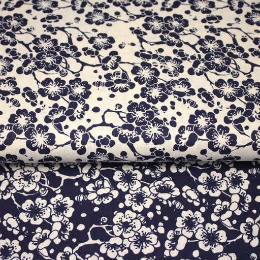 Tissu cotonnade motif japonais HANA aux fleurs de cerisier : écru/bleu et bleu/écru - TissusPapi.com