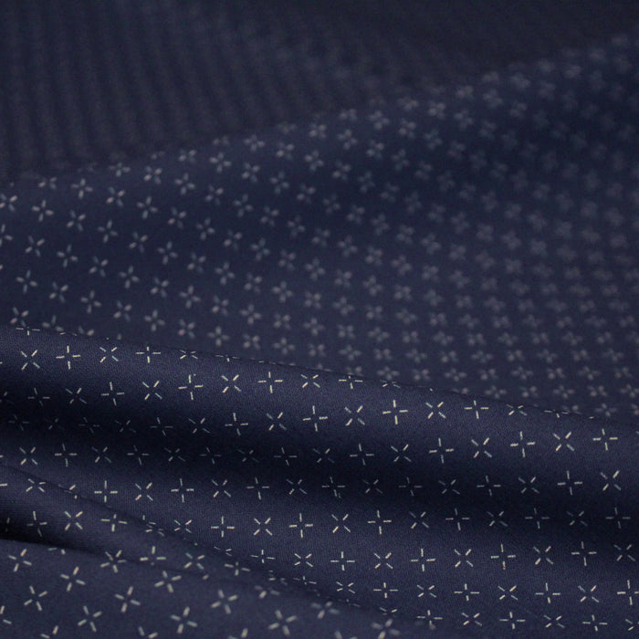 Tissu cotonnade motif japonais KA - KASURI aux croix écrus & fond bleu - TissusPapi.com