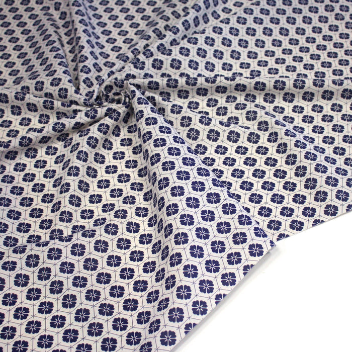Tissu cotonnade motif japonais KIKKŌ HANABISHI, fleurs & hexagone, bleu & écru - TissusPapi.com
