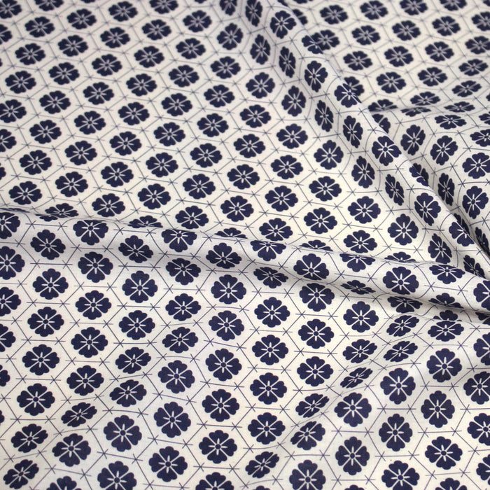 Tissu cotonnade motif japonais KIKKŌ HANABISHI, fleurs & hexagone, bleu & écru - TissusPapi.com