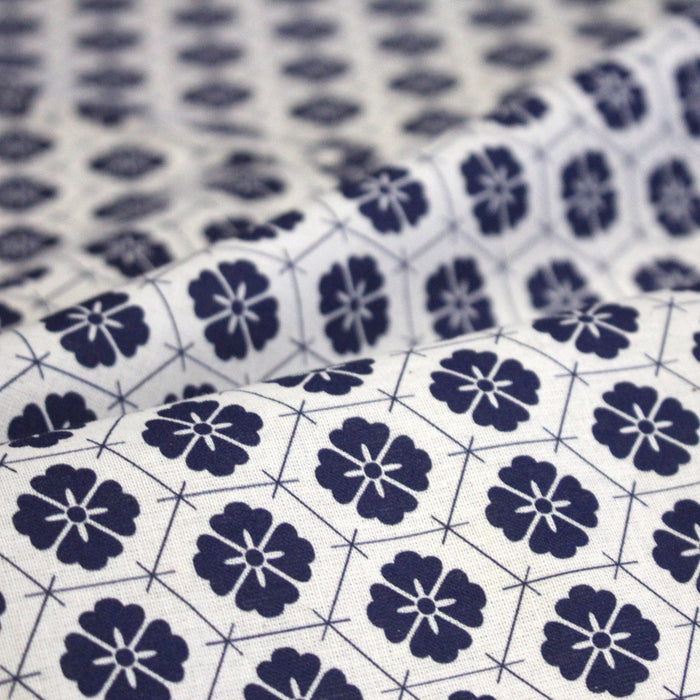 Tissu cotonnade motif japonais KIKKŌ HANABISHI, fleurs & hexagone, bleu & écru - TissusPapi.com