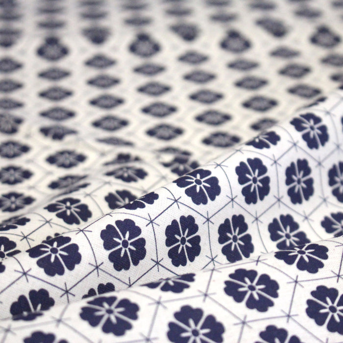 Tissu cotonnade motif japonais KIKKŌ HANABISHI, fleurs & hexagone, bleu & écru - TissusPapi.com