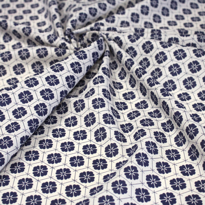 Tissu cotonnade motif japonais KIKKŌ HANABISHI, fleurs & hexagone, bleu & écru - TissusPapi.com