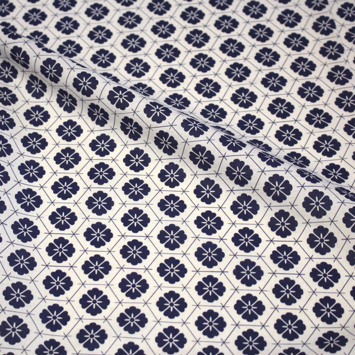 Tissu cotonnade motif japonais KIKKŌ HANABISHI, fleurs & hexagone, bleu & écru - TissusPapi.com
