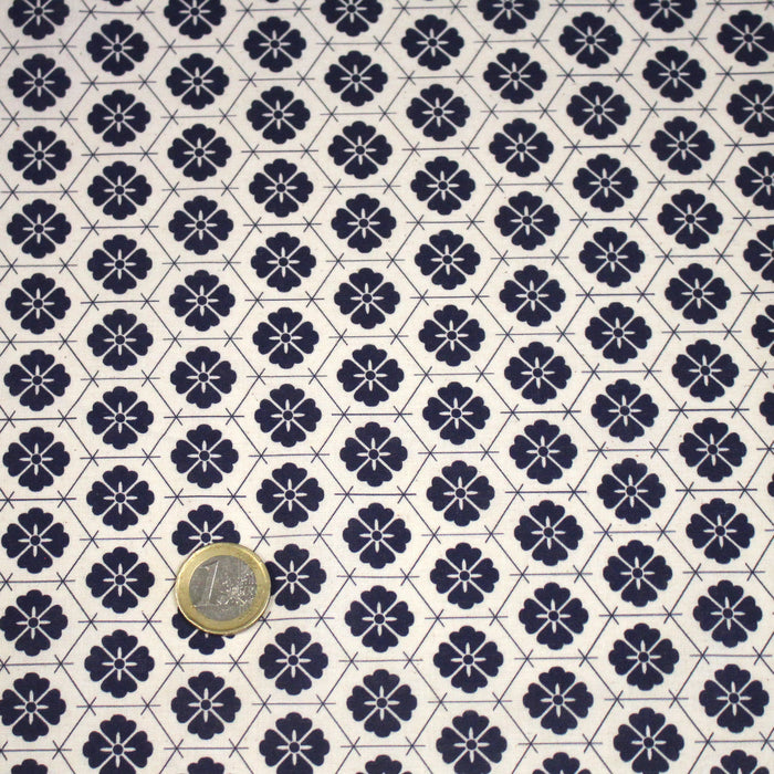 Tissu cotonnade motif japonais KIKKŌ HANABISHI, fleurs & hexagone, bleu & écru - TissusPapi.com