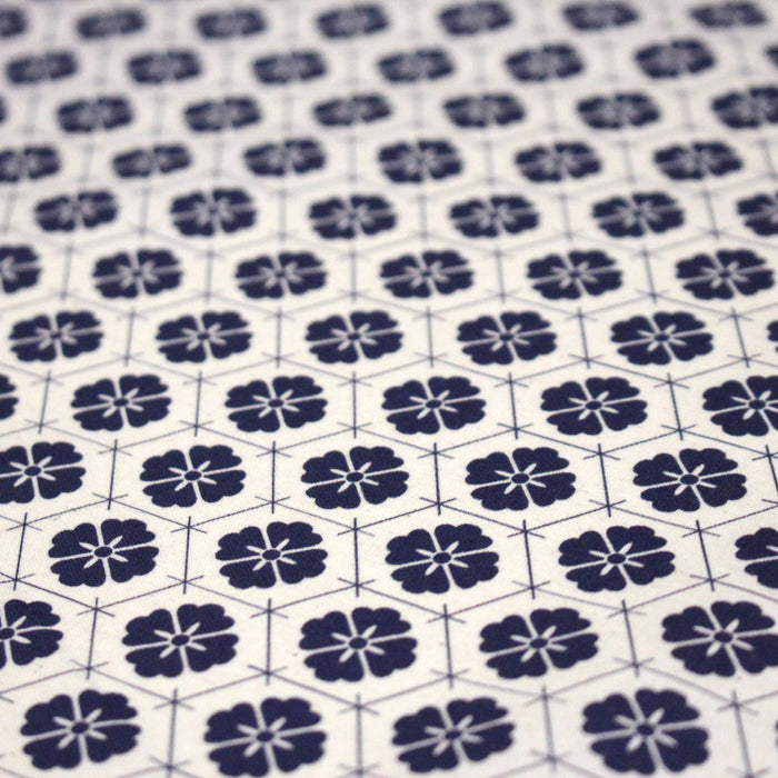 Tissu cotonnade motif japonais KIKKŌ HANABISHI, fleurs & hexagone, bleu & écru - TissusPapi.com