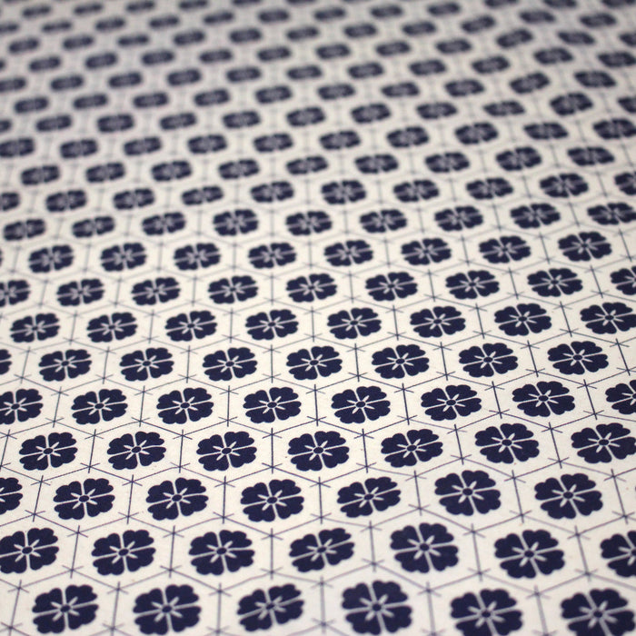 Tissu cotonnade motif japonais KIKKŌ HANABISHI, fleurs & hexagone, bleu & écru - TissusPapi.com