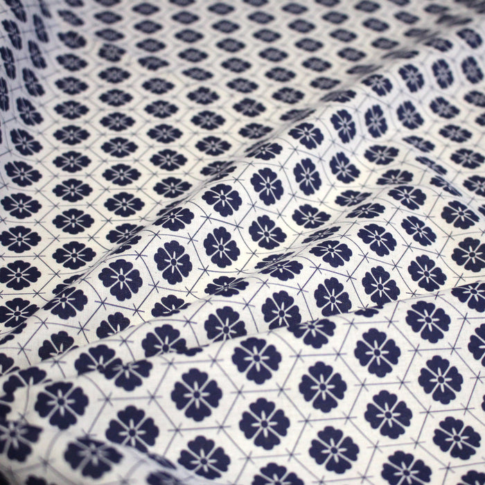 Tissu cotonnade motif japonais KIKKŌ HANABISHI, fleurs & hexagone, bleu & écru - TissusPapi.com