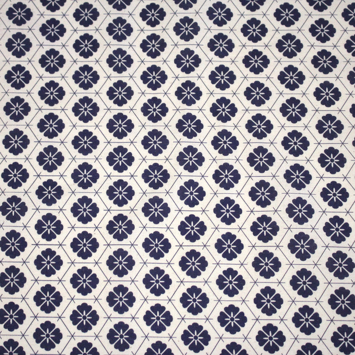 Tissu cotonnade motif japonais KIKKŌ HANABISHI, fleurs & hexagone, bleu & écru - TissusPapi.com