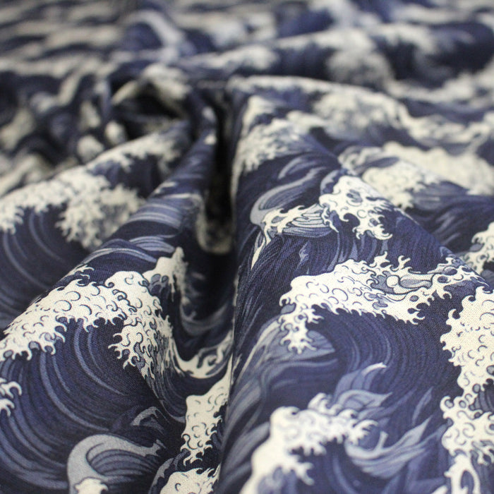 Tissu cotonnade motif de la vague d'HOKUSAI, tons bleus & écrus - TissusPapi.com