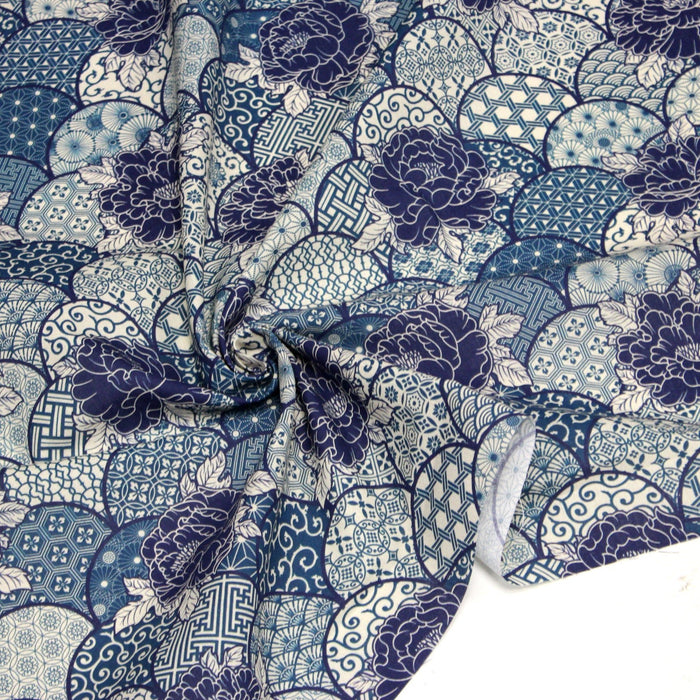Tissu cotonnade GIMZA aux motifs japonais floraux & géométriques traditionnels, tons bleus - OEKO - TEX - TissusPapi.com