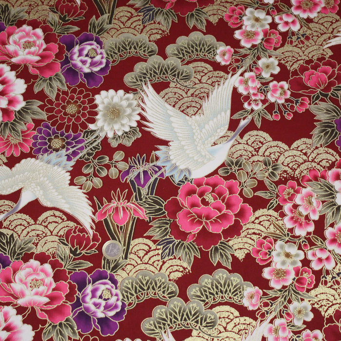 Tissu coton motif japonais TSURU aux grues dorées, chrysanthèmes & Seigaiha, fond rouge - COLLECTION JAPON DORÉ - TissusPapi.com