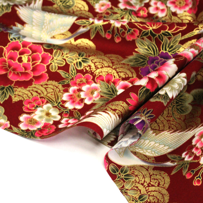 Tissu coton motif japonais TSURU aux grues dorées, chrysanthèmes & Seigaiha, fond rouge - COLLECTION JAPON DORÉ - TissusPapi.com