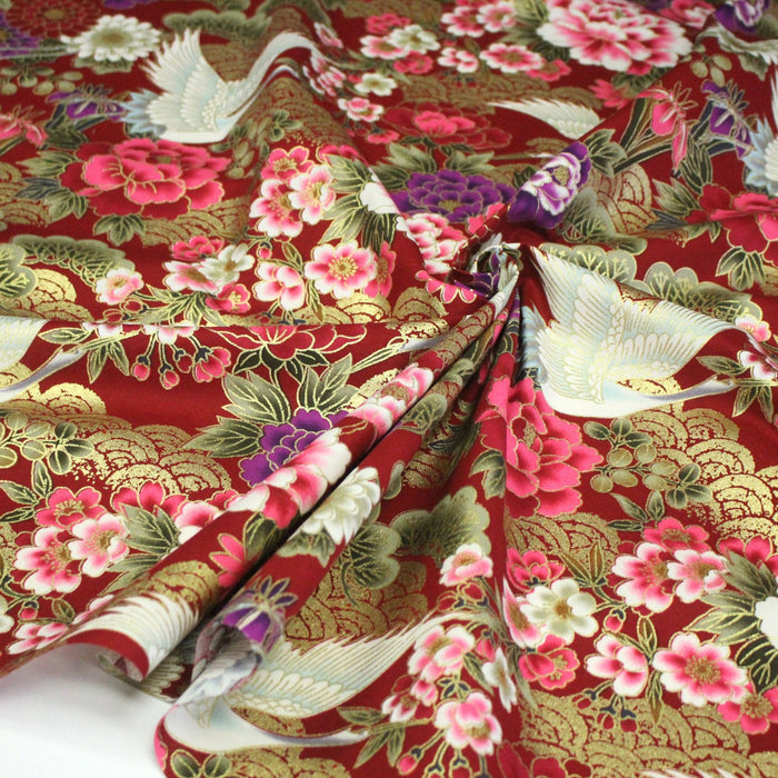 Tissu coton motif japonais TSURU aux grues dorées, chrysanthèmes & Seigaiha, fond rouge - COLLECTION JAPON DORÉ - TissusPapi.com