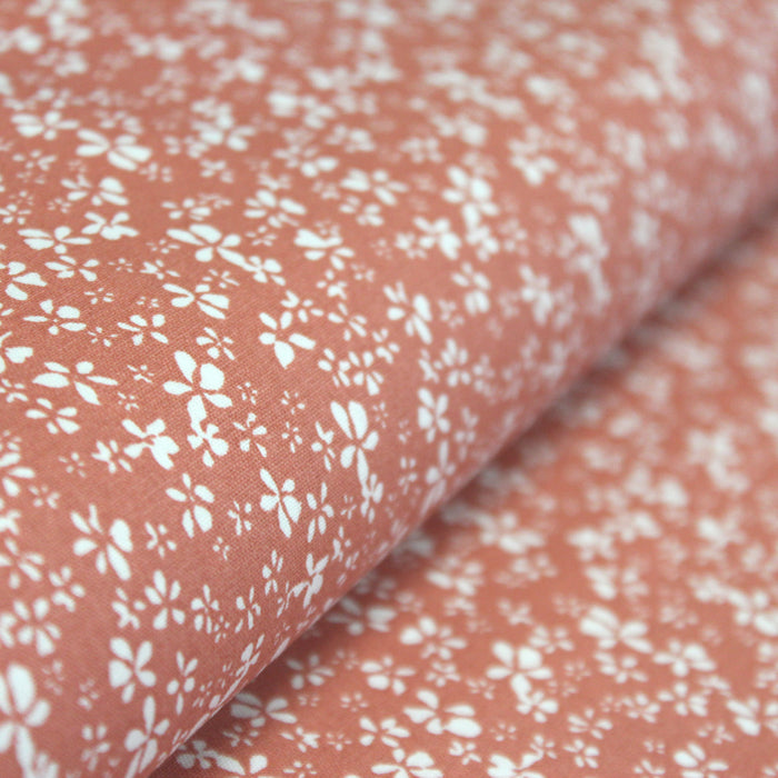 Tissu de coton corail aux fleurs blanches - OEKO-TEX