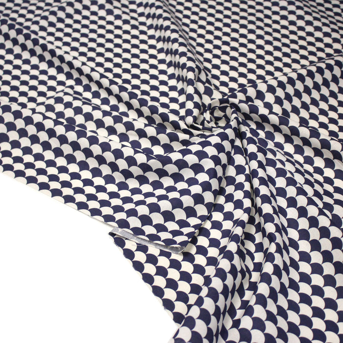 Tissu cotonnade motif japonais écailles KIKKO – Bleu indigo & écru - TissusPapi.com
