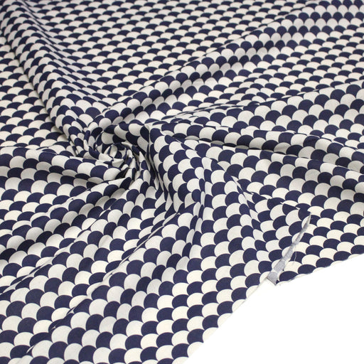 Tissu cotonnade motif japonais écailles KIKKO – Bleu indigo & écru - TissusPapi.com