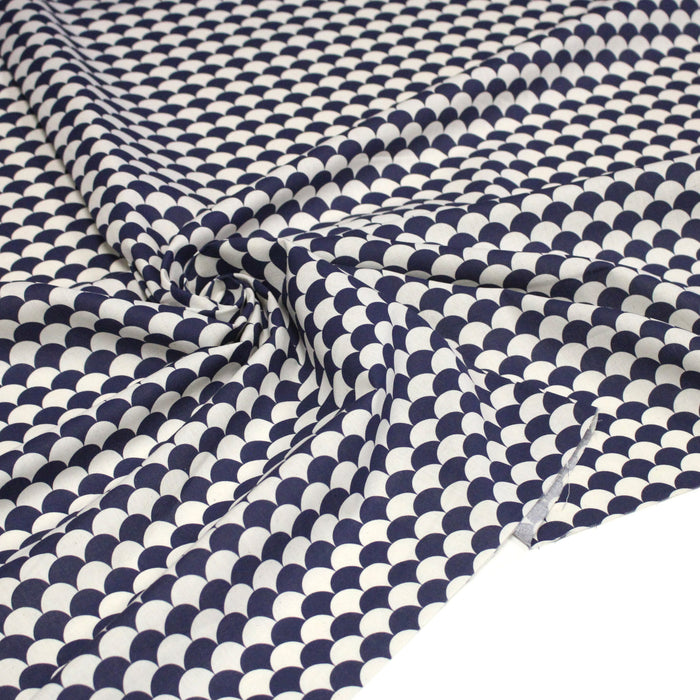 Tissu cotonnade motif japonais écailles KIKKO – Bleu indigo & écru - TissusPapi.com