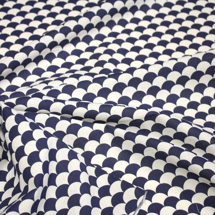 Tissu cotonnade motif japonais écailles KIKKO – Bleu indigo & écru - TissusPapi.com