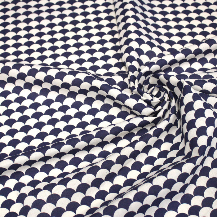 Tissu cotonnade motif japonais écailles KIKKO – Bleu indigo & écru - TissusPapi.com