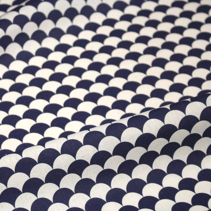 Tissu cotonnade motif japonais écailles KIKKO – Bleu indigo & écru - TissusPapi.com