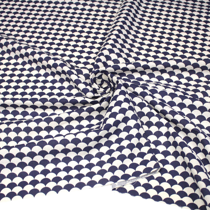 Tissu cotonnade motif japonais écailles KIKKO – Bleu indigo & écru - TissusPapi.com