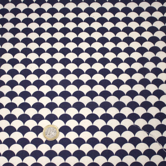 Tissu cotonnade motif japonais écailles KIKKO – Bleu indigo & écru - TissusPapi.com