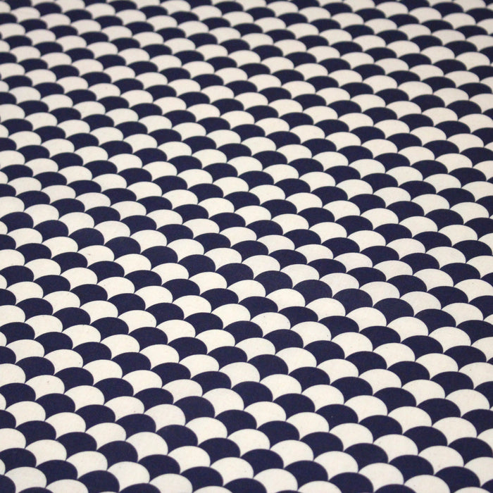 Tissu cotonnade motif japonais écailles KIKKO – Bleu indigo & écru - TissusPapi.com
