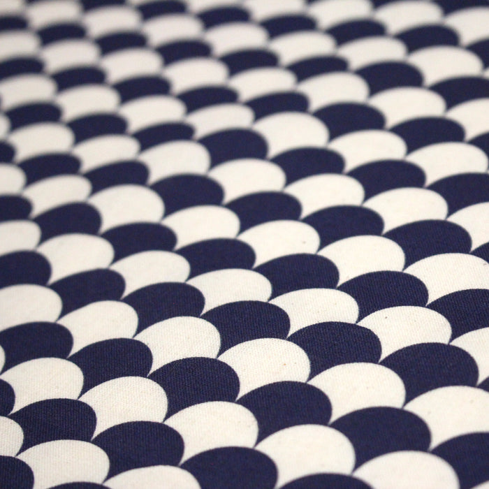 Tissu cotonnade motif japonais écailles KIKKO – Bleu indigo & écru - TissusPapi.com