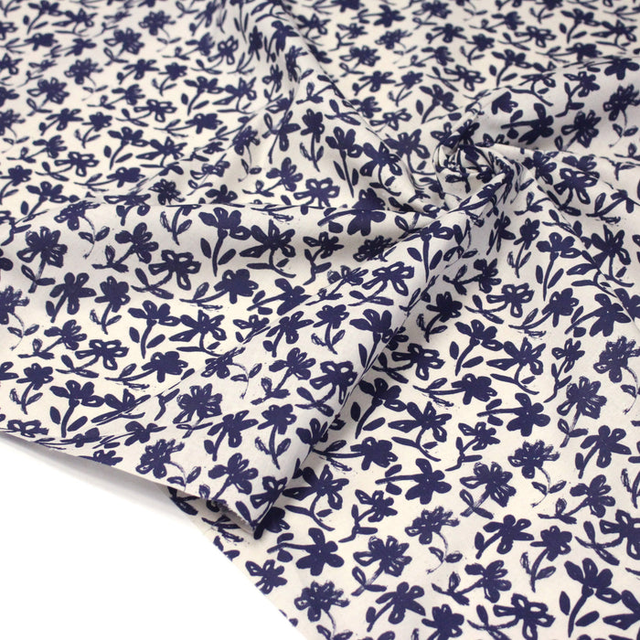 Tissu cotonnade motif japonais HANA - E, aux fleurs dessinées bleues, fond écru - TissusPapi.com