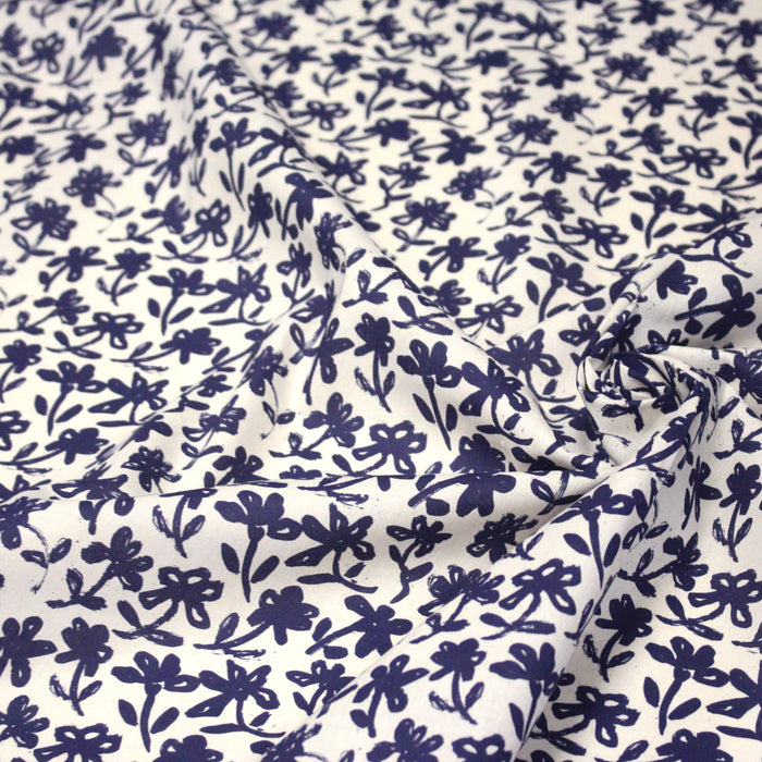 Tissu cotonnade motif japonais HANA - E, aux fleurs dessinées bleues, fond écru - TissusPapi.com