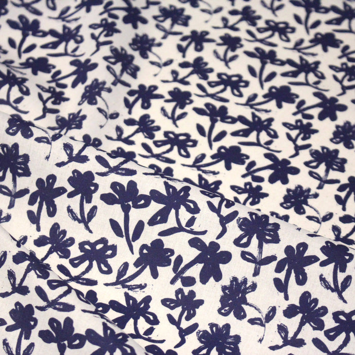 Tissu cotonnade motif japonais HANA - E, aux fleurs dessinées bleues, fond écru - TissusPapi.com