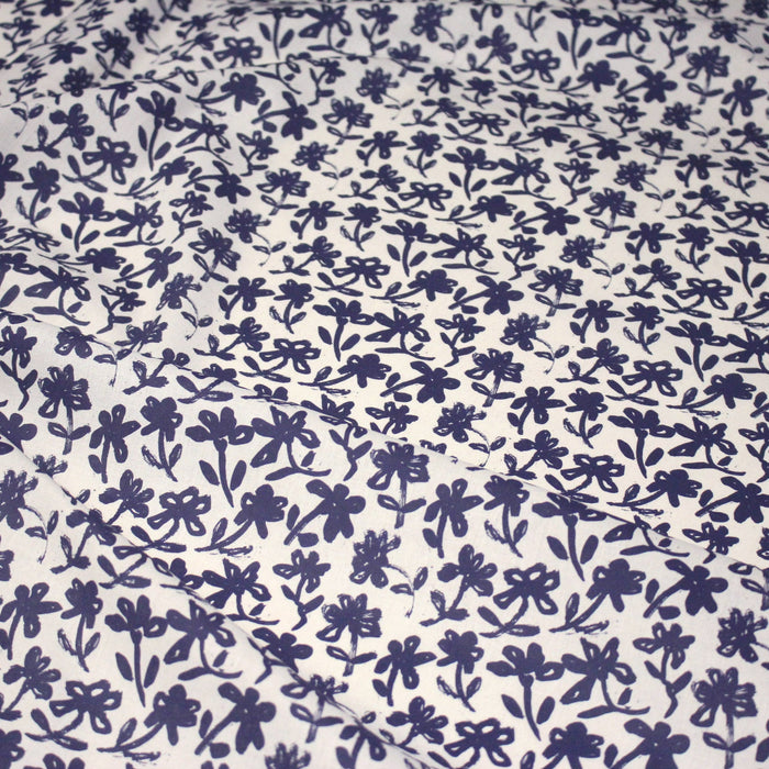 Tissu cotonnade motif japonais HANA - E, aux fleurs dessinées bleues, fond écru - TissusPapi.com