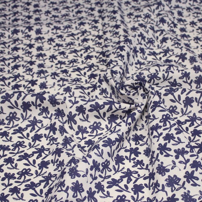 Tissu cotonnade motif japonais HANA - E, aux fleurs dessinées bleues, fond écru - TissusPapi.com