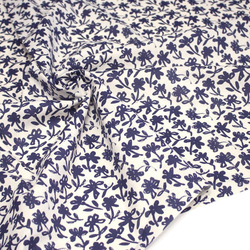 Tissu cotonnade motif japonais HANA - E, aux fleurs dessinées bleues, fond écru - TissusPapi.com