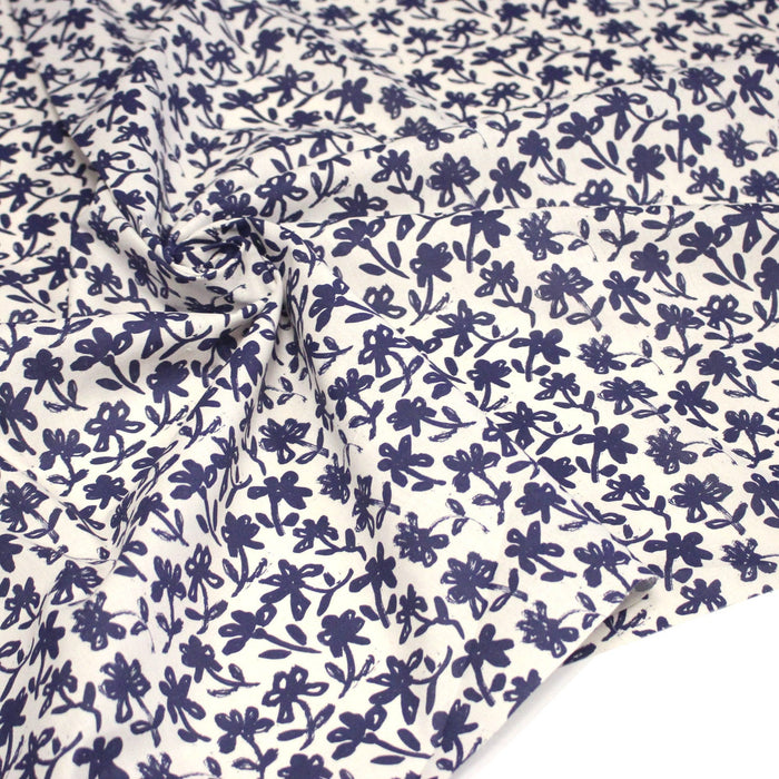 Tissu cotonnade motif japonais HANA - E, aux fleurs dessinées bleues, fond écru - TissusPapi.com
